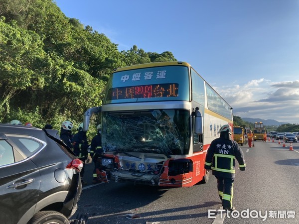 ▲▼國3北上37.5k發生遊覽車追撞5輛小客車意外             。（圖／記者陳以昇翻攝）