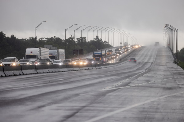 ▲▼艾達颶風（Ida）直撲路易斯安那，高速公路出現撤離車潮。（圖／路透）