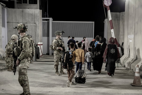 ▲▼美軍第82空降師士兵在喀布爾機場維持秩序。（圖／路透社）