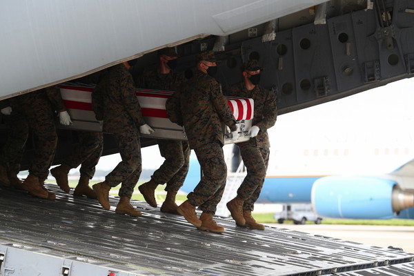 ▲▼殉職13名美軍遺體回家了！拜登親自到多佛空軍基地致敬。（圖／路透）