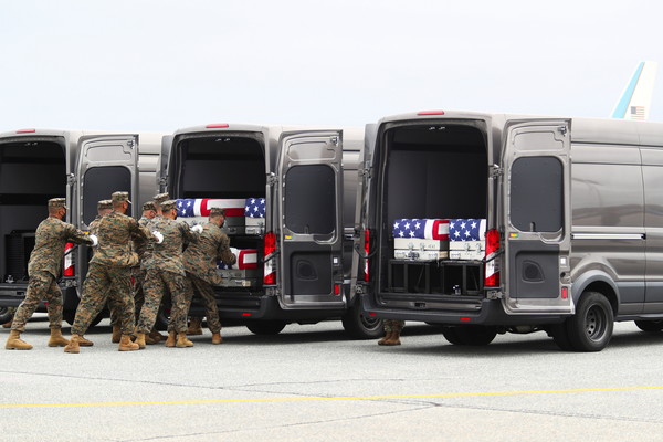 ▲▼殉職13名美軍遺體回家了！拜登親自到多佛空軍基地致敬。（圖／路透）
