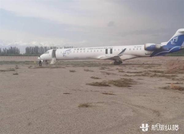 ▲大陸華夏航空在新疆阿克蘇機場降落時衝出跑道，乘客緊急從機翼艙門撤離。（圖／翻攝沸點視頻）