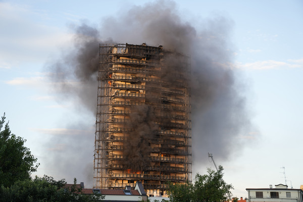 ▲▼ 義大利米蘭20層樓高住宅發生大火。（圖／達志影像／美聯社）