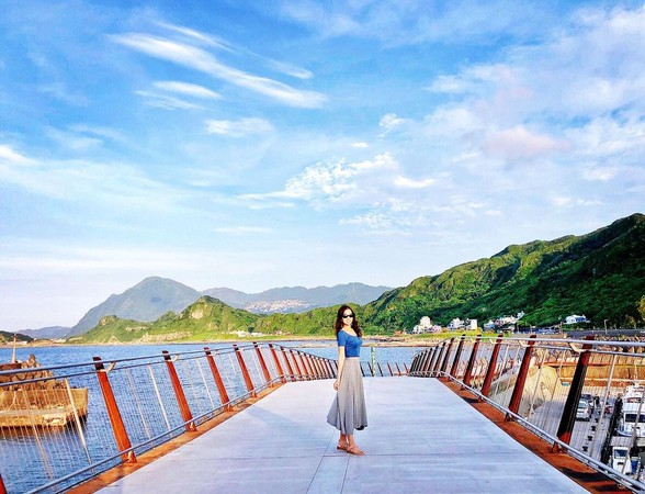 ▲基隆望海巷跨海景觀橋。（圖／IG@spark._.jian提供，請勿隨意翻拍，以免侵權）