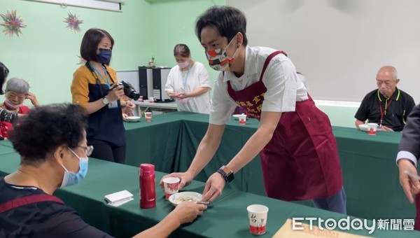 ▲飯友食品業者攜手甘霖基金會，邀請「萬秀金孫」張瑞夫為獨老煮粥（下同）。（圖／甘霖基金會提供）