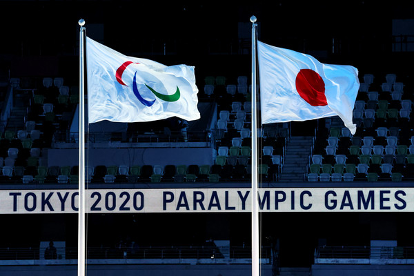 ▲前國際奧會主席羅格逝世，東京帕運會旗降半旗致哀。（圖／路透）