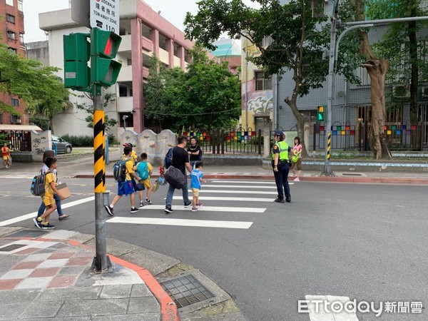 ▲台北市警方將於9月1日開學日增派警力進行交通疏導、避免人車群聚做好防疫。（圖／記者張君豪翻攝）