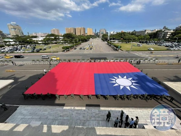 9/1台灣英雄派對，80位國軍弟兄在總統府前撐開巨幅國旗。