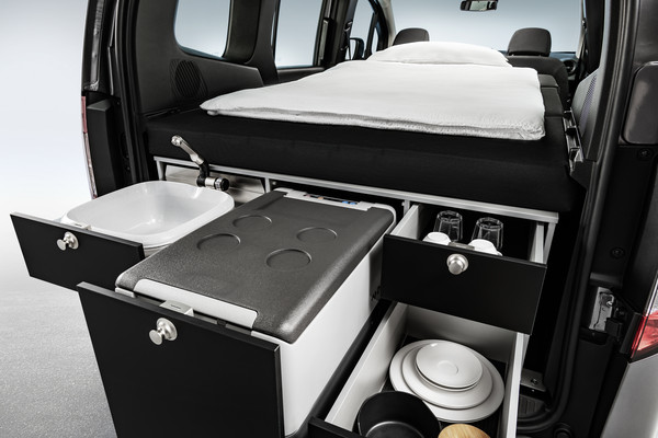 ▲賓士第二代Citan廂型車結合VanEssa打造簡易露營廚房在2021德國杜塞道夫露營車展展出。（圖／翻攝Mercedes-Benz）