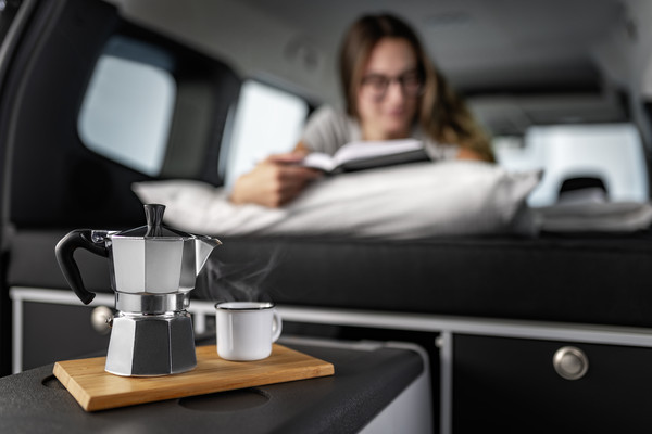 ▲賓士第二代Citan廂型車結合VanEssa打造簡易露營廚房在2021德國杜塞道夫露營車展展出。（圖／翻攝Mercedes-Benz）