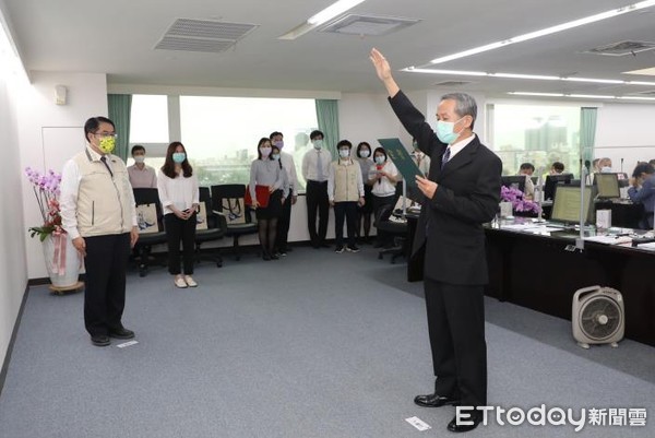 ▲台南市新任農業局局長李建裕在市政會議宣誓就職，市長黃偉哲期許李建裕持續帶領團隊致力台南農業發展，提高台南農產的能見度。（圖／記者林悅翻攝，下同）