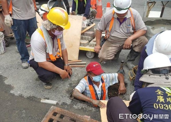 ▲台南市東區東寧路、東安路口瓦斯管線破裂瓦斯外洩案，經工務局現場開挖確認暗溝聯通管毀損，導致側溝排水漫流造成淘空，已將破洞封住灌漿回填，將鋪設AC。（圖／記者林悅翻攝，下同）