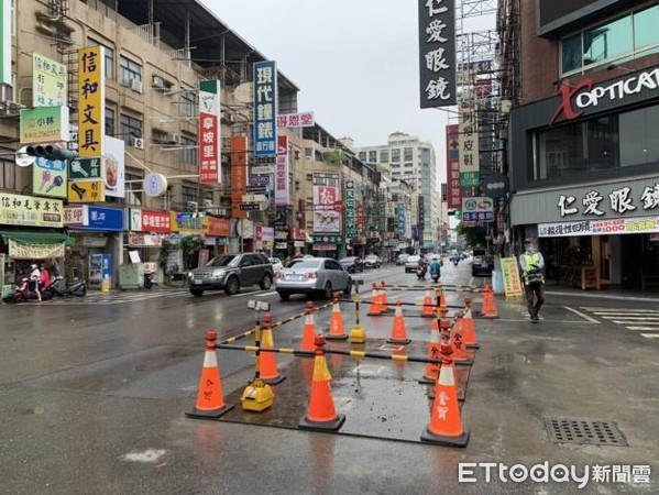 ▲台南市東區東寧路、東安路口瓦斯管線破裂瓦斯外洩案，經工務局現場開挖確認暗溝聯通管毀損，導致側溝排水漫流造成淘空，已將破洞封住灌漿回填，將鋪設AC。（圖／記者林悅翻攝，下同）