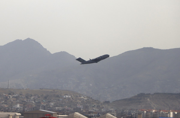 ▲▼美軍最後一架C-17運輸機飛離喀布爾國際機場。（圖／達志影像／美聯社）
