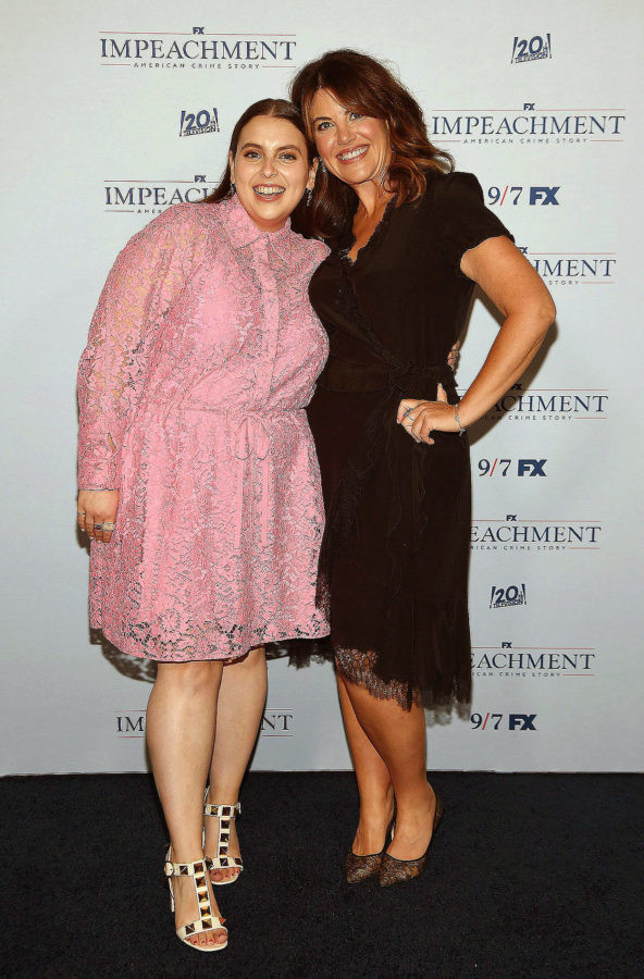 ▲▼陸文斯基（Monica Lewinsky）和女星比妮費爾德斯坦（Beanie Feldstein）合照。（圖／翻攝自推特）