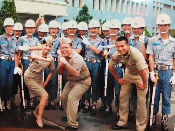 海軍中校喻希豪（前右）十分活耀，曾與海軍儀隊一起參與電視節目錄影。（翻攝喻希豪臉書）