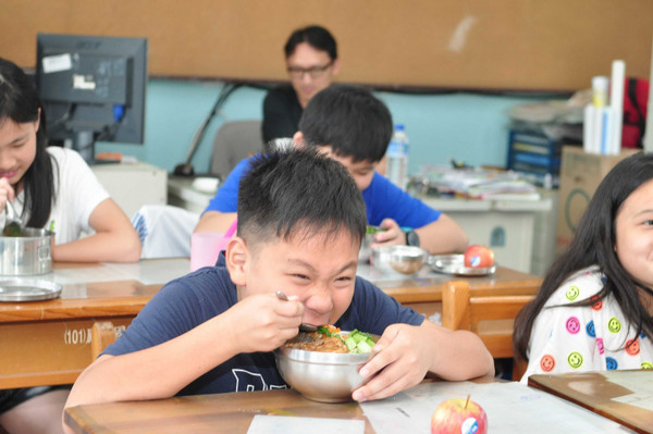 用餐時一定要取下口罩，是專家認為在學校最危險的時刻，尤其老師一人分身乏術，很難隨時盯著每位學童。（示意圖／非當事人 報系資料照（圖／報系資料庫）