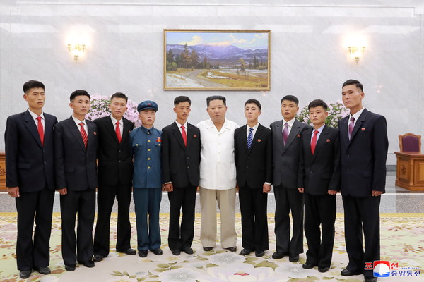 ▲▼北韓國家領導人金正恩30日接見和勉勵上山下鄉的年輕人，並與他們合影，最新暴瘦照曝光。（圖／路透）
