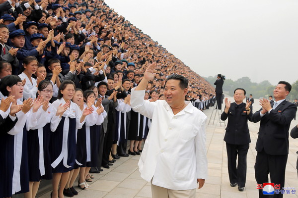 ▲▼北韓國家領導人金正恩30日接見和勉勵上山下鄉的年輕人，並與他們合影，最新暴瘦照曝光。（圖／路透）