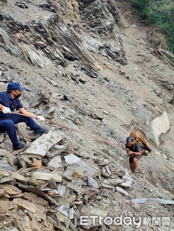 ▲登山隊伍遇武界林道坍方，仁愛警方緊急救難。（圖／記者高堂堯翻攝）