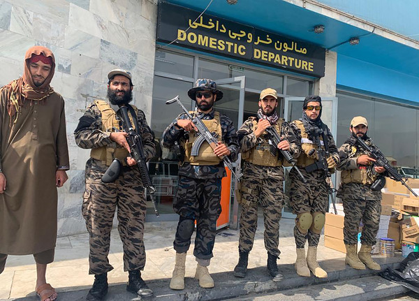 ▲▼塔利班武裝分子在美軍撤離後守在喀布爾機場外圍。（圖／達志影像／美聯社）
