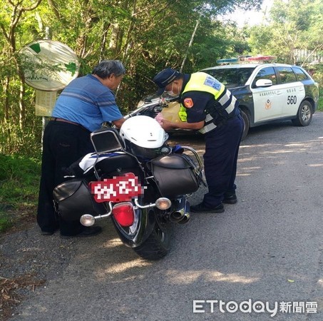 ▲枋寮警分局獅子分駐所警員何順福協助鍾姓退休學長加「油」脫困            。（圖／記者陳崑福翻攝）