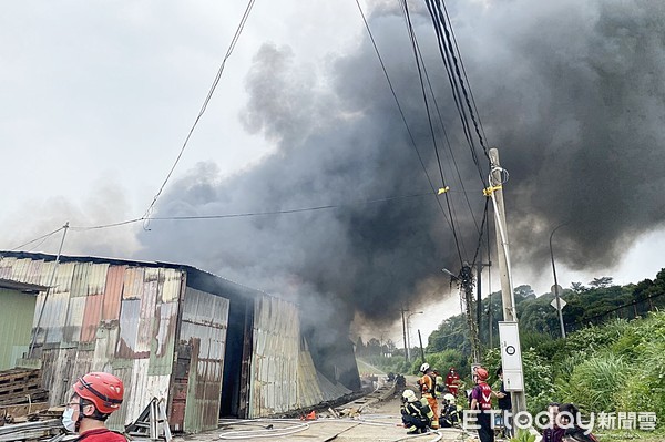 ▲桃園市大溪區南興路一段1家工廠31日下午發生大火，消防人員以強力水線灌救中。（圖／記者沈繼昌翻攝）