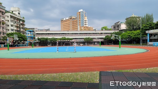 ▲▼國小校園遊憩設施開學後依舊停止使用，籃球場及操場可以使用。（圖／記者呂佳賢攝）