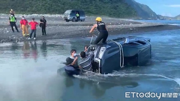 ▲▼一輛豐田皮卡車，不慎翻覆在南澳溪出海口溪中沙洲，1男3女受困車內。（圖／記者游芳男翻攝，下同）