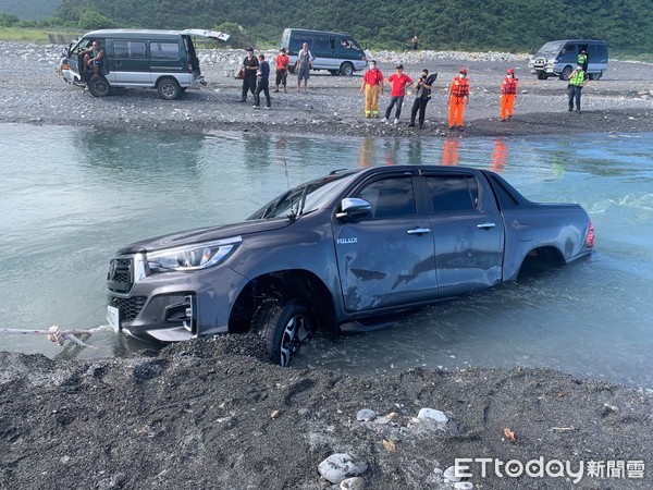 ▲▼一輛豐田皮卡車，不慎翻覆在南澳溪出海口溪中沙洲，1男3女受困車內。（圖／記者游芳男翻攝，下同）