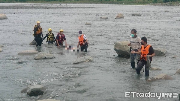 ▲消防人員於濁水溪畔找到溺斃的水里鄉老婦。（圖／民眾提供）