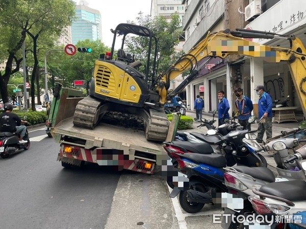 ▲▼工程車後輪卡進水溝，整輛車傾斜30度。（圖／記者許宥孺翻攝）