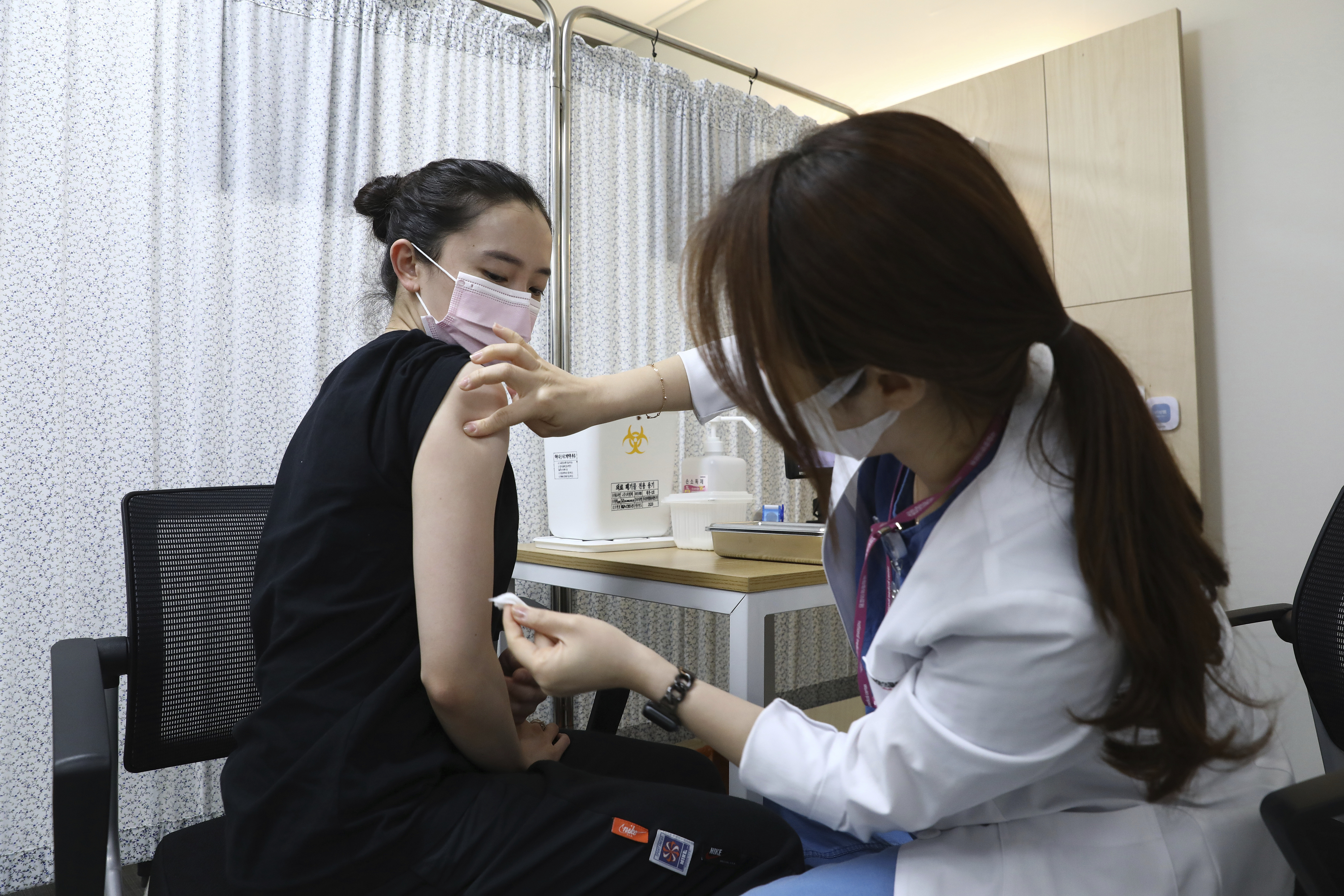 ▲▼南韓陸續出現有女性接種完輝瑞疫苗後，發生月經失調與陰部異常出血等案例。（圖／達志影像／美聯社）