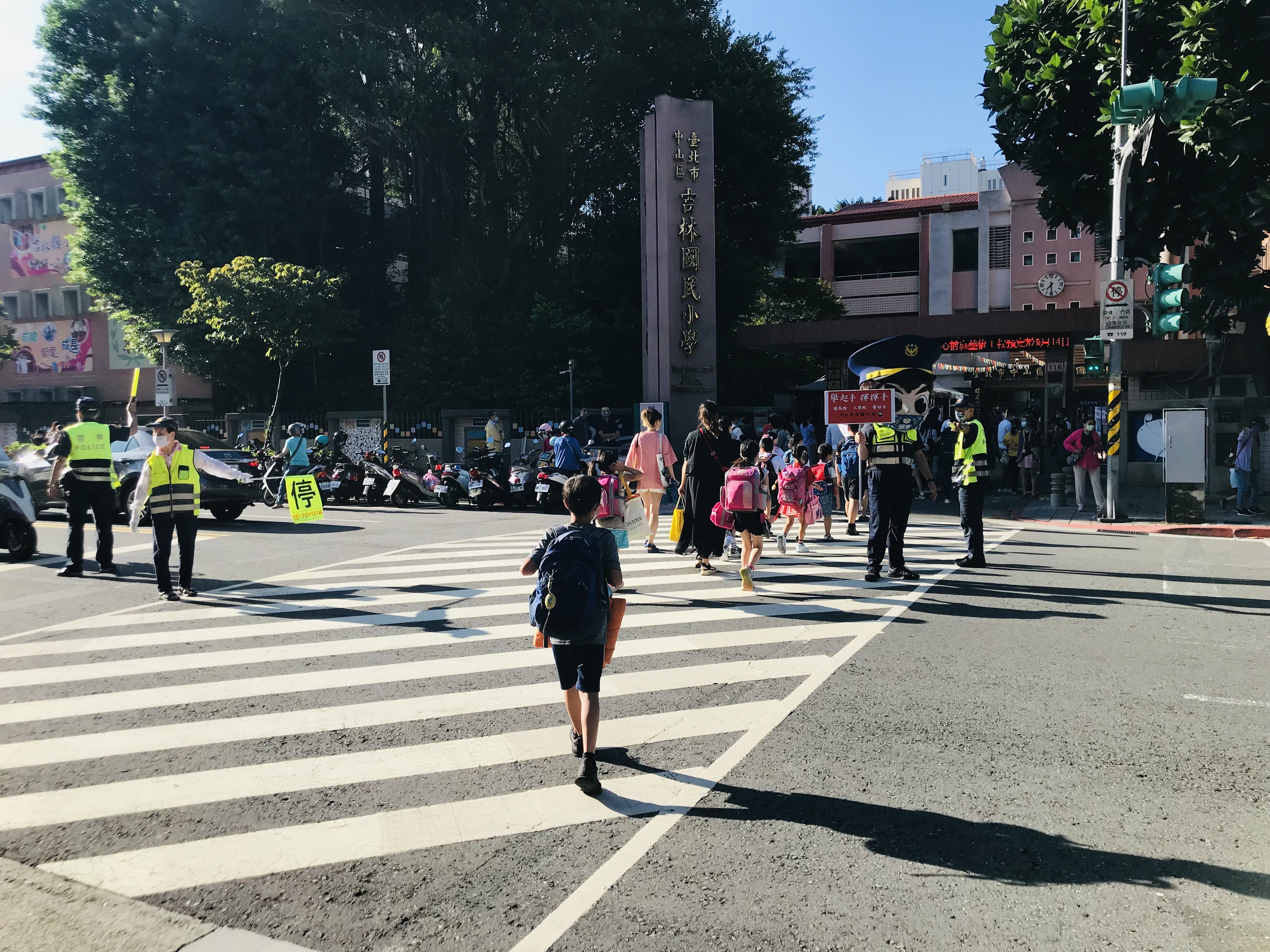 ▲▼國中小學開學首日，北市中山分局派駐14所校園疏導交通。（圖／記者邱中岳翻攝）
