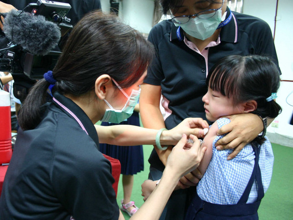 今年十月，600萬劑公費流感疫苗也將與BNT疫苗，同步在校園中施打，對縣市政府與校方都是一大考驗。（圖／報系資料庫）