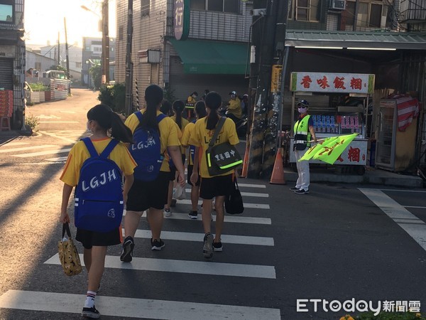 ▲開學日，里港警分局結合義交，動員各分駐、派出所到轄內各校園執行護童勤務             。（圖／記者陳崑福翻攝，以下同）