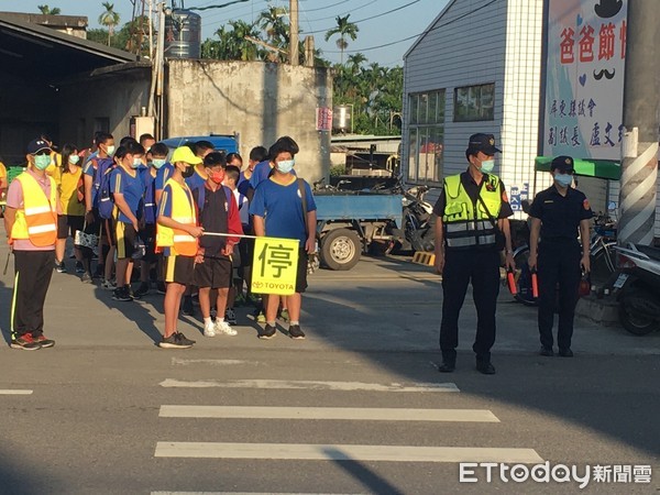 ▲開學日，里港警分局結合義交，動員各分駐、派出所到轄內各校園執行護童勤務             。（圖／記者陳崑福翻攝，以下同）