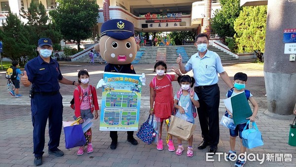 ▲潮州警分局出動大頭波波警察娃娃執勤，讓學童超興奮            。（圖／記者陳崑福翻攝，以下同）