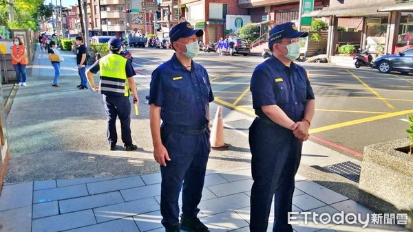 ▲疫後開學日！金山警啟動「護童勤務」 分局長林詮峰親上陣守護。（圖／記者郭世賢翻攝）