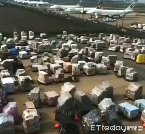 ▲上海浦東機場因有不少地面貨運工人在隔離，貨物堆積缺貨人員。（圖／業者提供）
