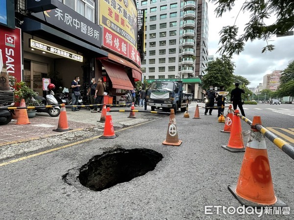 ▲▼高雄沒下雨，路上也突然爆出大坑差點吞車。（圖／記者吳世龍攝）