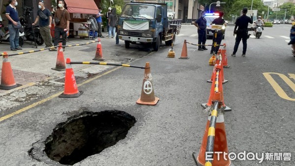 ▲▼高雄沒下雨，路上也突然爆出大坑差點吞車。（圖／記者吳世龍攝）