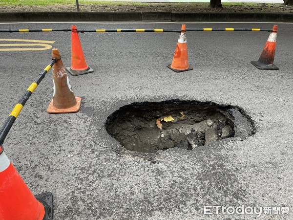 ▲▼高雄沒下雨，路上也突然爆出大坑差點吞車。（圖／記者吳世龍攝）