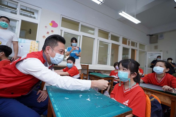 ▲中小學今開學，林智堅特別到香山國小視察校園防疫。（圖／記新竹市政府提供）