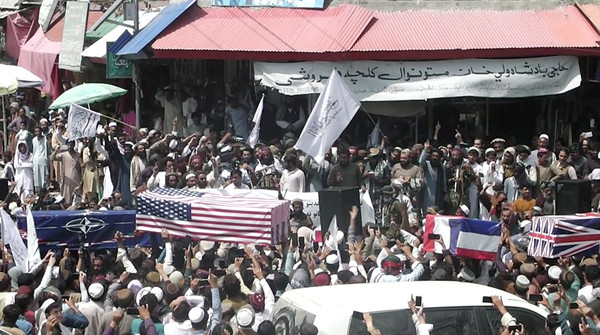 ▲▼塔利班與支持者8月31日在阿富汗東南部最大城市霍斯特（Khost）舉行北約國家的模擬葬禮（圖／路透）