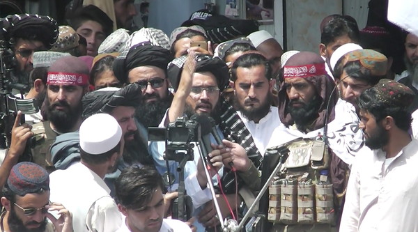 ▲▼塔利班與支持者8月31日在阿富汗東南部最大城市霍斯特（Khost）舉行北約國家的模擬葬禮（圖／路透）