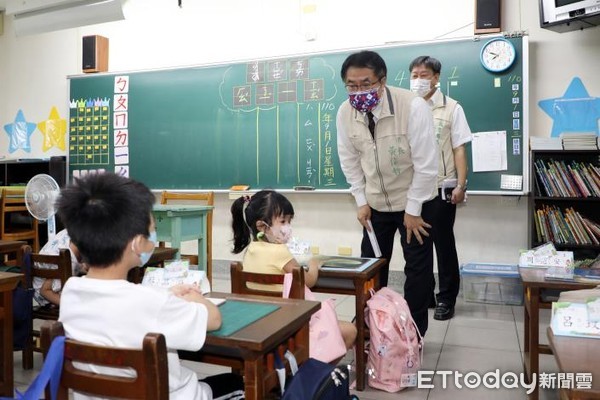 ▲台南市長黃偉哲與市議員沈震東、教育局長鄭新輝一早即前往忠義國小，視察校園防疫情形。（圖／記者林悅翻攝，下同）