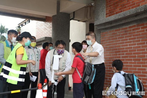 ▲台南市長黃偉哲與市議員沈震東、教育局長鄭新輝一早即前往忠義國小，視察校園防疫情形。（圖／記者林悅翻攝，下同）