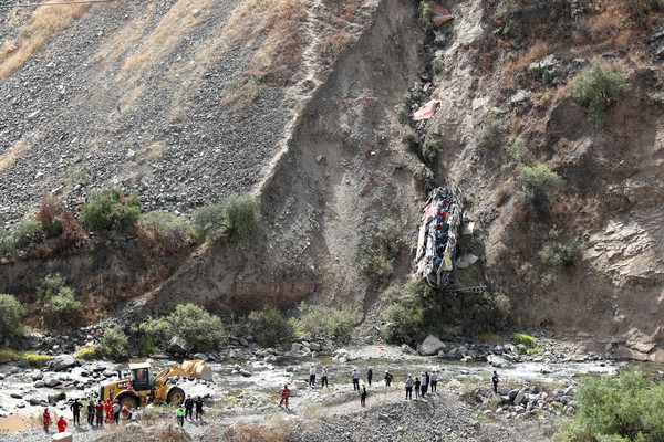 ▲▼祕魯滿載63人大巴士墜入安地斯山懸崖。（圖／路透）