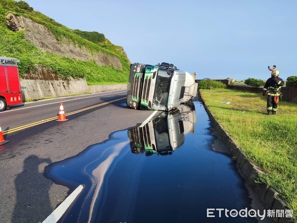 ▲▼新北瑞芳台2線油罐車翻覆，硫酸滲漏滿地。（圖／記者郭世賢翻攝）